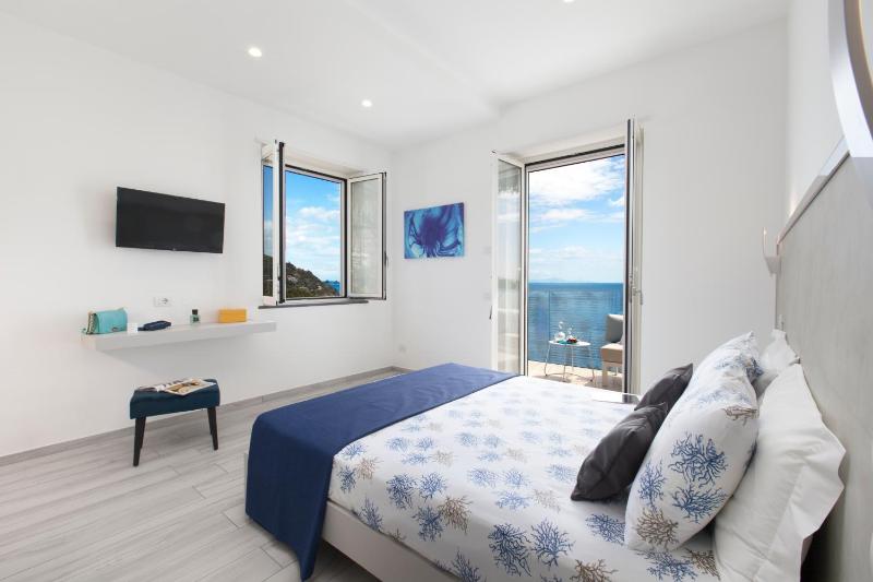AMORE RENTALS - Villa Iside