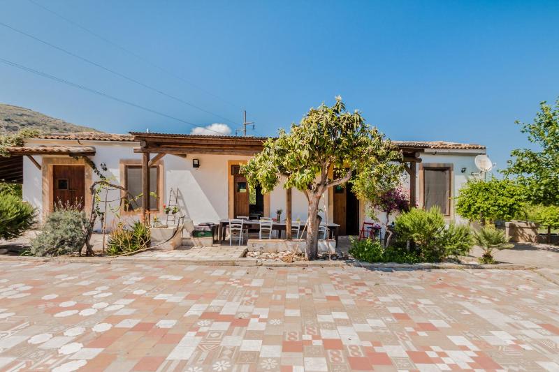Authentic Sicilian Charm, pool, sea view, wi-fi & parking