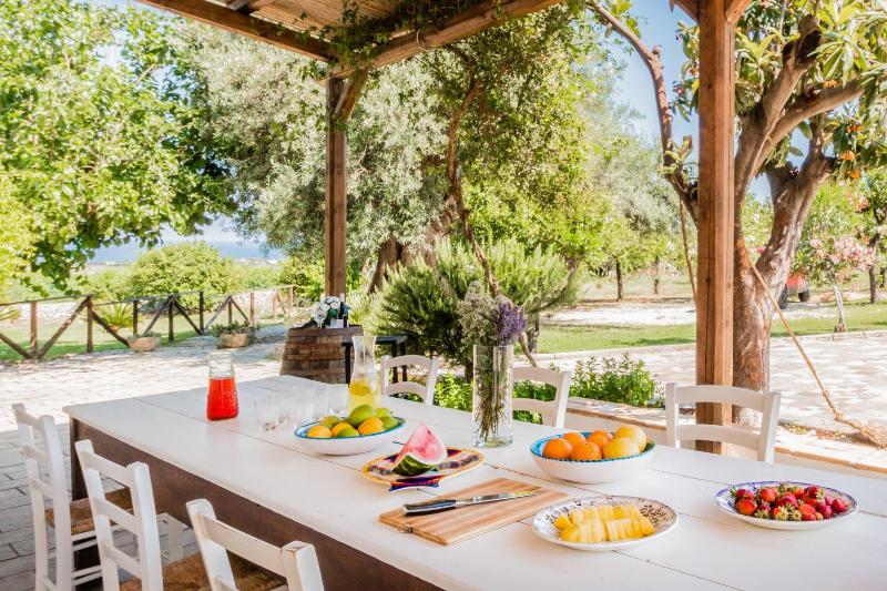 Authentic Sicilian Charm, pool, sea view, wi-fi & parking