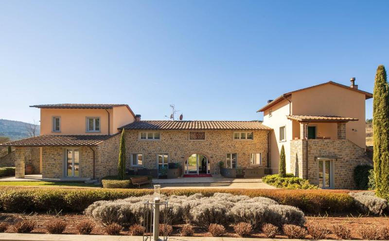Beautiful villa with private lawn, pool and luxury SPA by VacaVilla