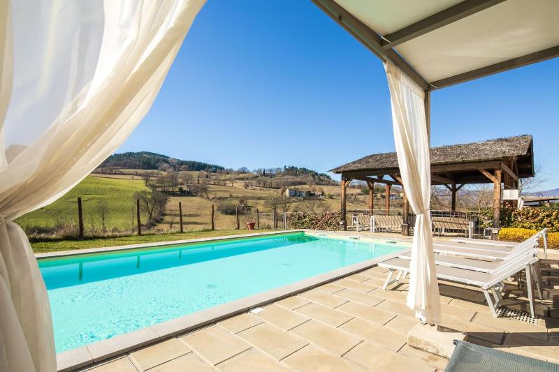 Beautiful villa with private lawn, pool and luxury SPA by VacaVilla