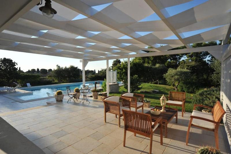 CASA NEL VERDE CON GIARDINO E PISCINA PRIVATA