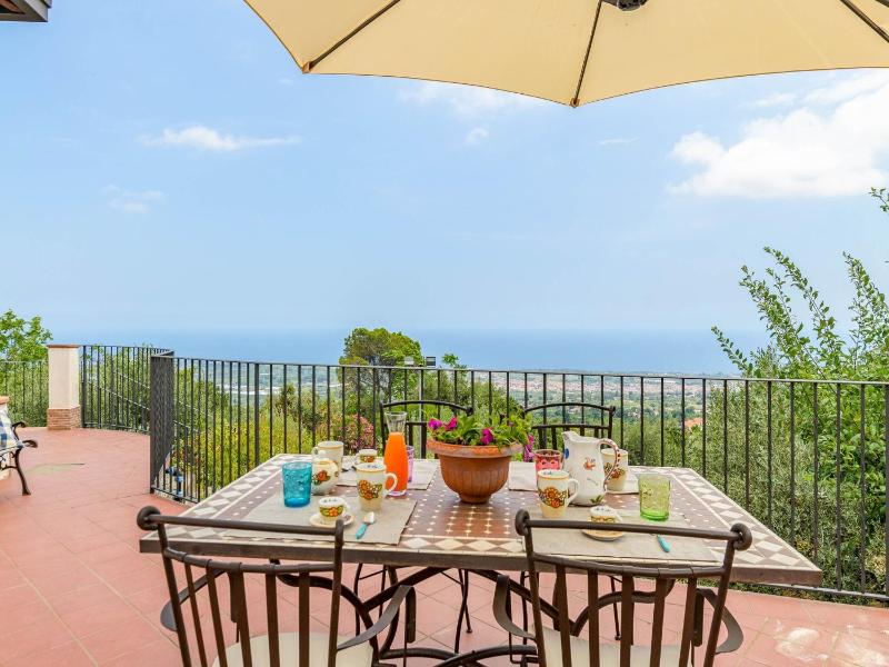 Charming villa with pool and panoramic surroundings
