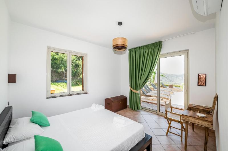 Delightful 4 Bed Villa with Heated pool & Jacuzzi Overlooking Aeolian Islands