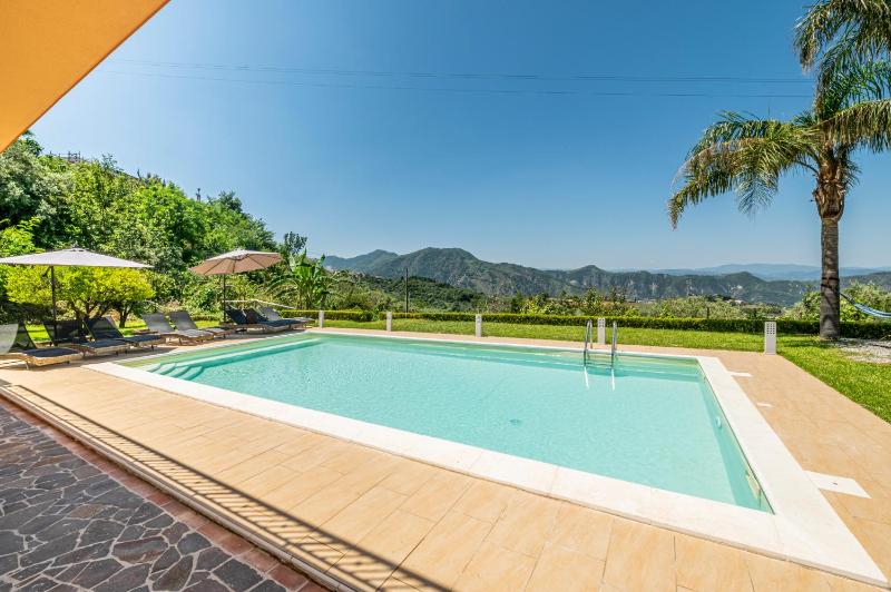Delightful 4 Bed Villa with Heated pool & Jacuzzi Overlooking Aeolian Islands