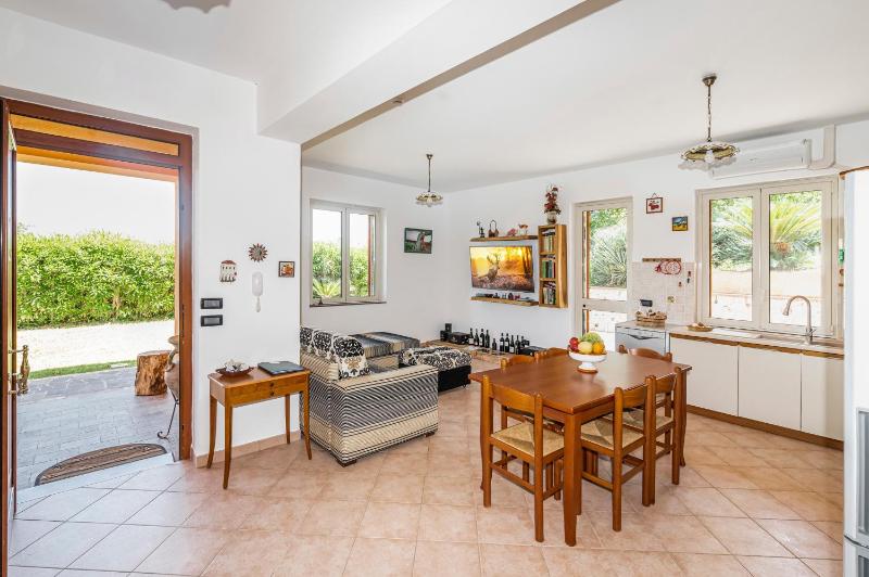 Delightful 4 Bed Villa with Heated pool & Jacuzzi Overlooking Aeolian Islands
