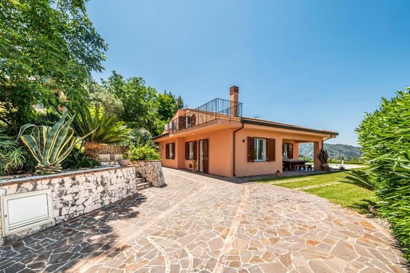 Delightful 4 Bed Villa with Heated pool & Jacuzzi Overlooking Aeolian Islands
