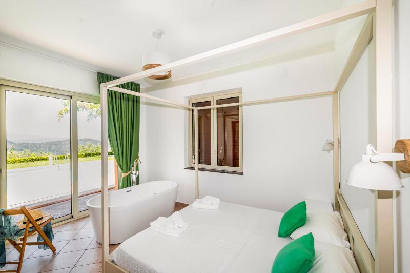 Delightful 4 Bed Villa with Heated pool & Jacuzzi Overlooking Aeolian Islands