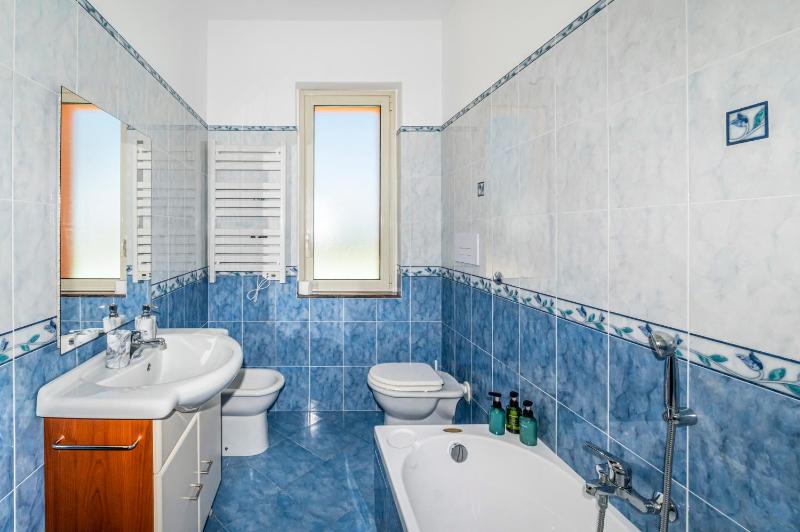 Delightful 4 Bed Villa with Heated pool & Jacuzzi Overlooking Aeolian Islands