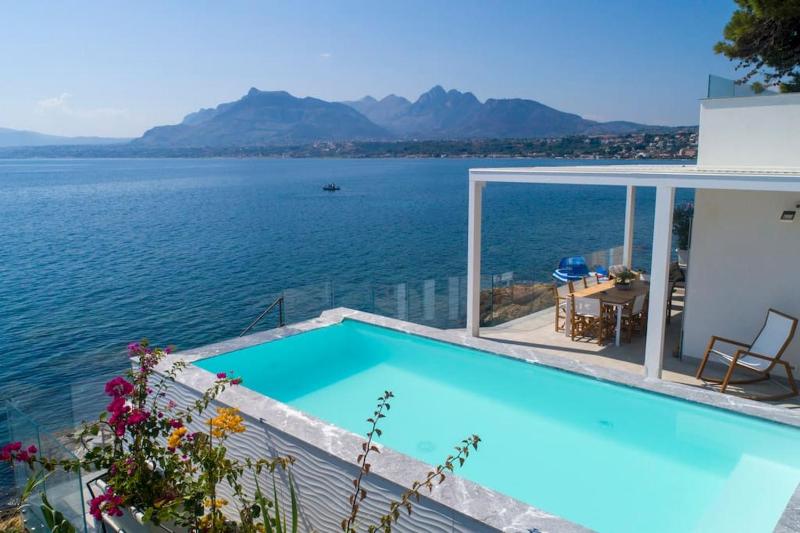 Design house with pool & direct access to the sea