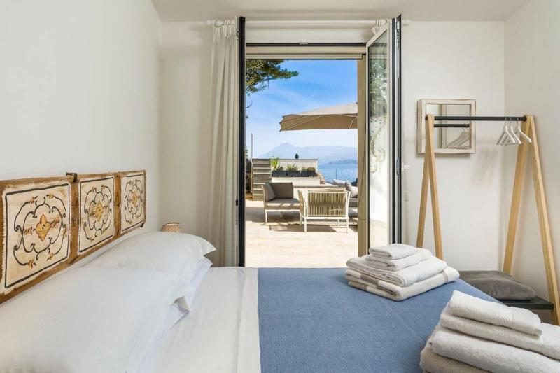 Design house with pool & direct access to the sea