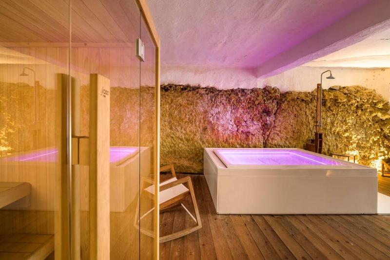 Design house with pool & direct access to the sea