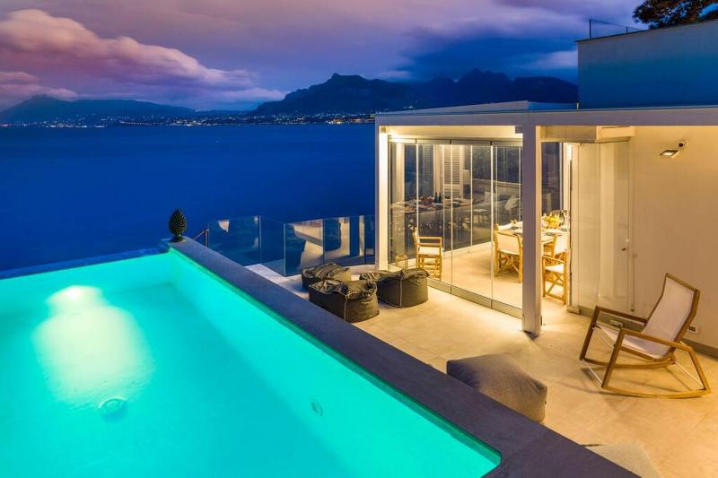Design house with pool & direct access to the sea