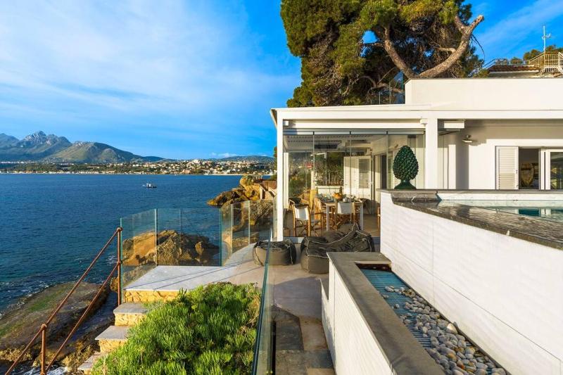 Design house with pool & direct access to the sea