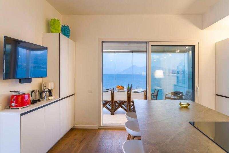 Design house with pool & direct access to the sea