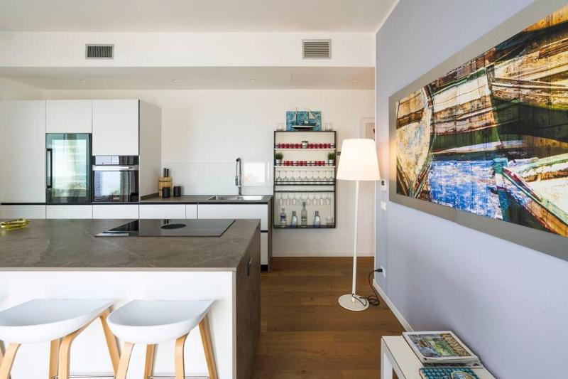 Design house with pool & direct access to the sea