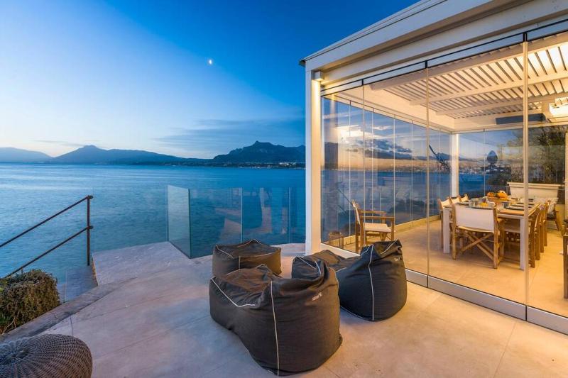 Design house with pool & direct access to the sea
