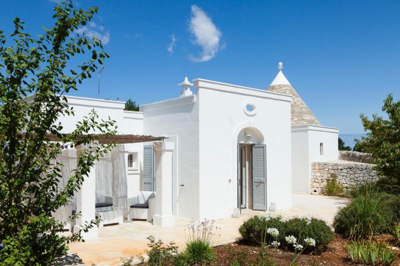 HelloApulia Blu Ocean - Panoramic Trulli with Sea view, Private Pool and Garden - Monopoli