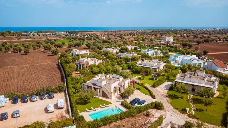 HelloApulia Family Villa with Pool, Lush Garden & BBQ - Near the Beache