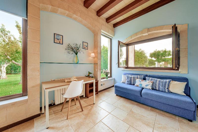 HelloApulia Family Villa with Pool, Lush Garden & BBQ - Near the Beache