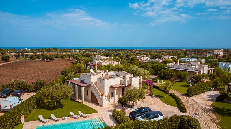 HelloApulia Family Villa with Pool, Lush Garden & BBQ - Near the Beache
