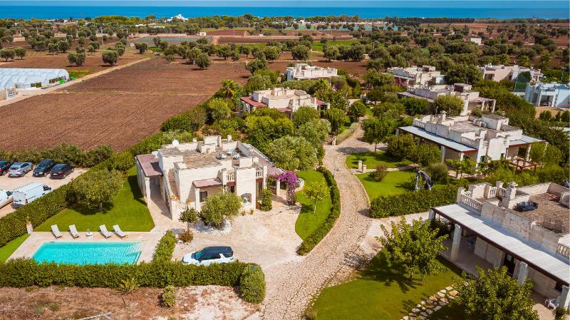 HelloApulia Family Villa with Pool, Lush Garden & BBQ - Near the Beache