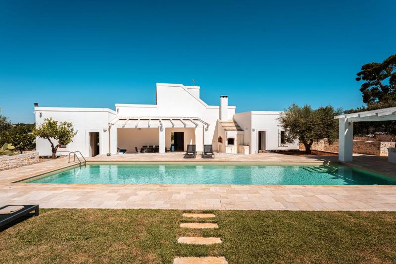 HelloAPULIA - Luxury Villa with saltwater pool