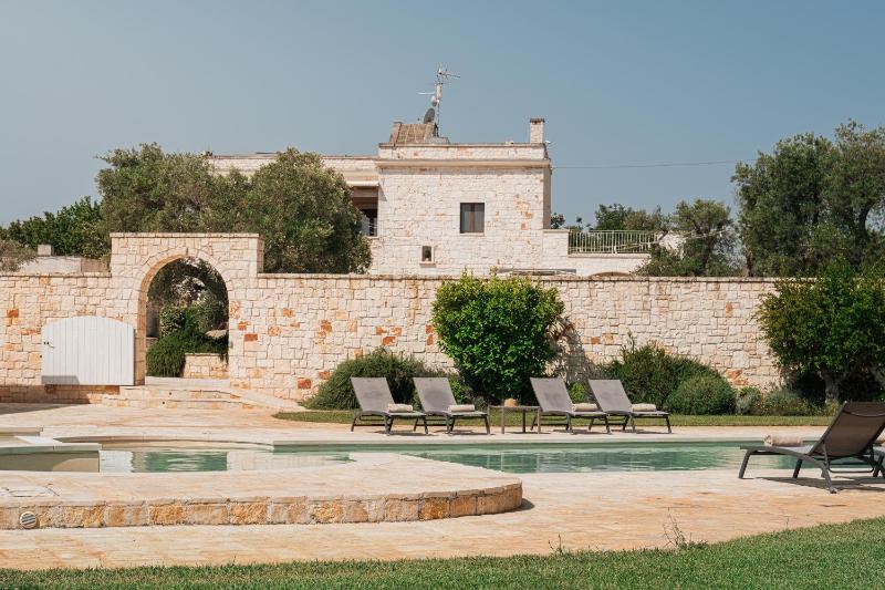 HelloApulia - Masseria Petra Antica - Charming Family Retreat with Private Pool in Itria Valle