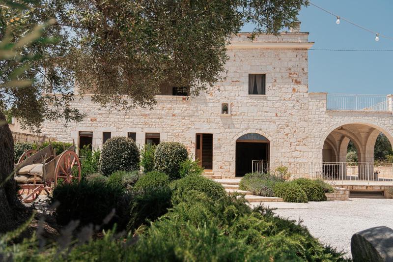 HelloApulia - Masseria Petra Antica - Charming Family Retreat with Private Pool in Itria Valle