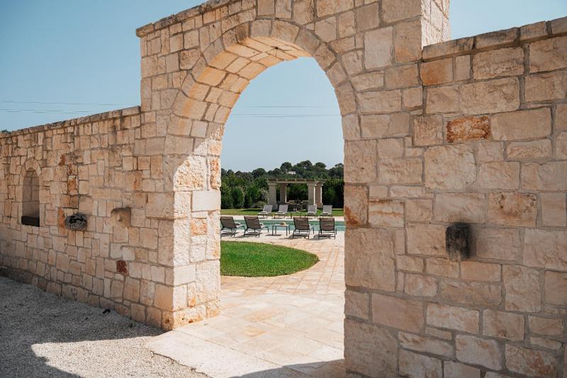 HelloApulia - Masseria Petra Antica - Charming Family Retreat with Private Pool in Itria Valle