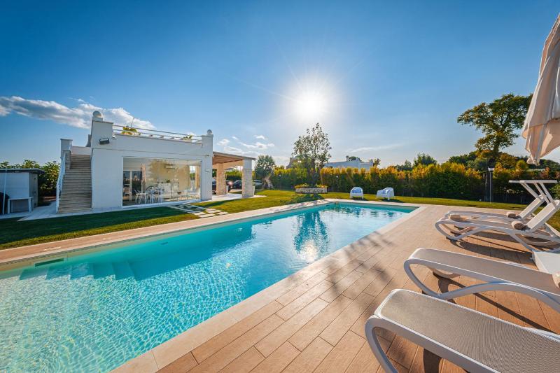 HelloAPULIA Monopoli - Villa Capitolo - Pool, Outdoor Kitchen & Top Beach