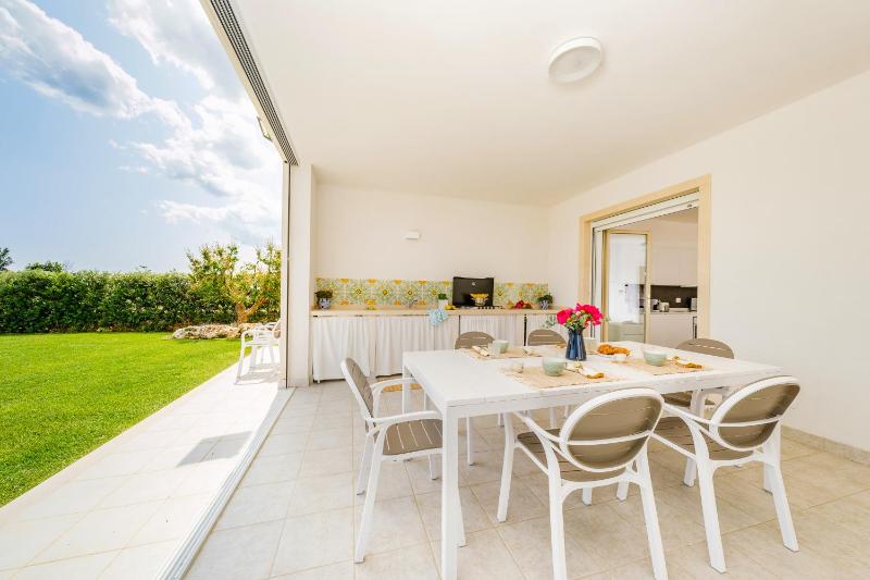 HelloAPULIA Monopoli - Villa Capitolo - Pool, Outdoor Kitchen & Top Beach