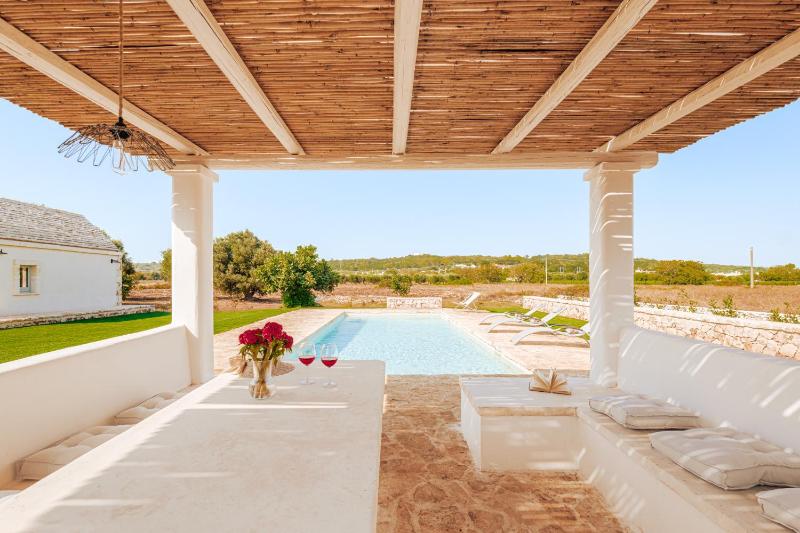 HelloAPULIA Trulli Pumo Bianco - Private Pool, Stone Patio & English Lawn near Ostuni