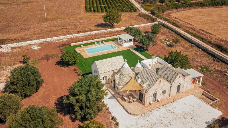 HelloAPULIA Trulli Pumo Bianco - Private Pool, Stone Patio & English Lawn near Ostuni