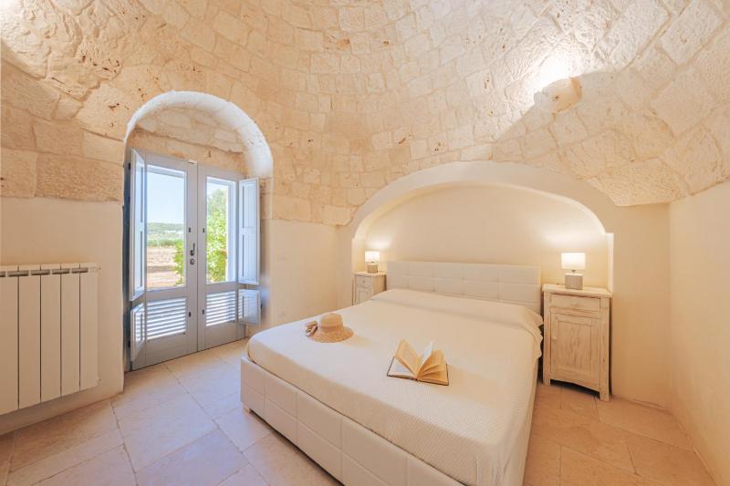 HelloAPULIA Trulli Pumo Bianco - Private Pool, Stone Patio & English Lawn near Ostuni