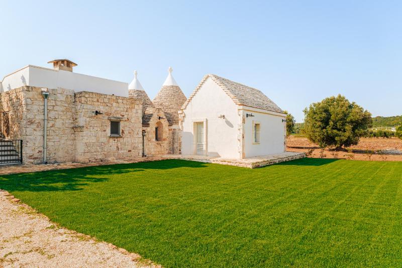 HelloAPULIA Trulli Pumo Bianco - Private Pool, Stone Patio & English Lawn near Ostuni