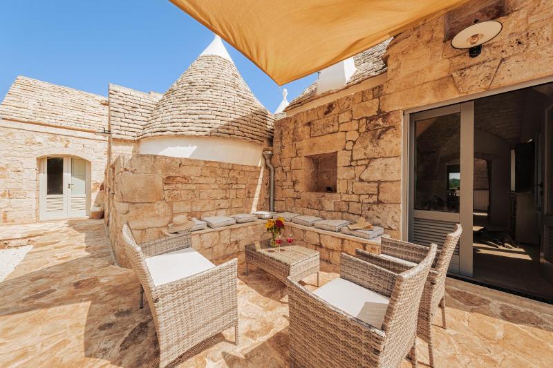 HelloAPULIA Trulli Pumo Bianco - Private Pool, Stone Patio & English Lawn near Ostuni