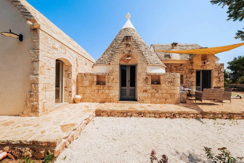 HelloAPULIA Trulli Pumo Bianco - Private Pool, Stone Patio & English Lawn near Ostuni