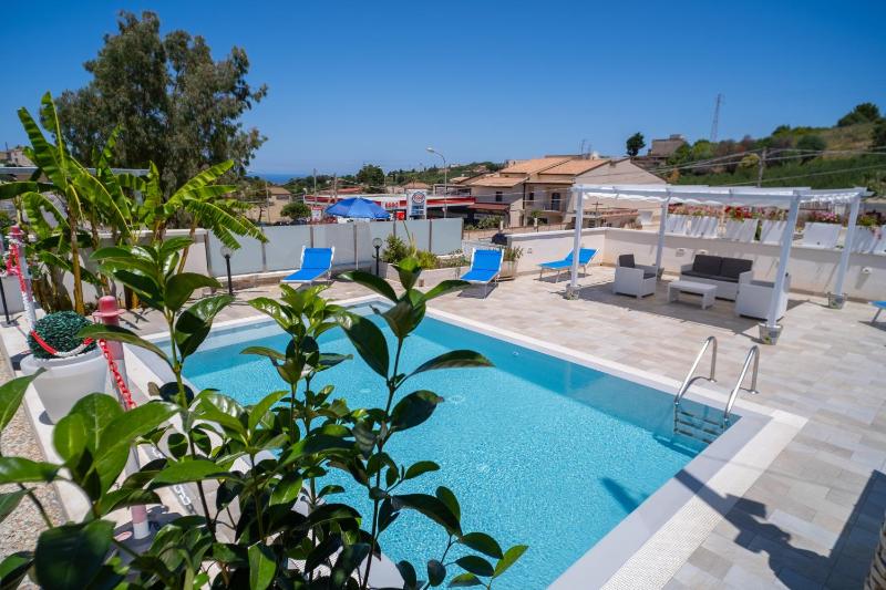 holiday inn endless summer