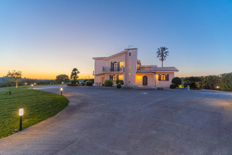 House Nicasia: villa con piscina