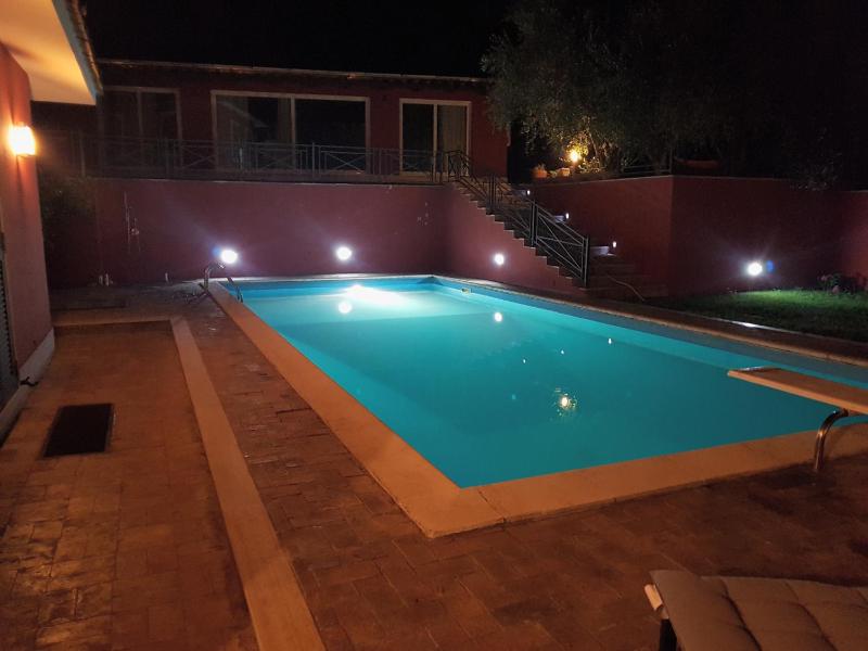 IL CICLAMINO POOL FOR YOUR SOLE USE BIG IN-GROUND - 70m2 house & 300m2 outdoor, child & pet friendly, 10 minutes drive to Montebello Station connecting to Rome centre in 20 minutes, 3 minutes drive to supermarket -4 language warm guest care