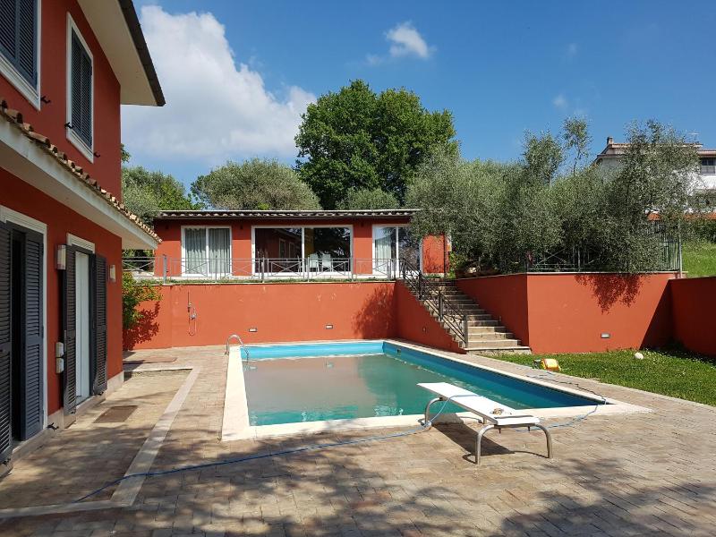 IL CICLAMINO POOL FOR YOUR SOLE USE BIG IN-GROUND - 70m2 house & 300m2 outdoor, child & pet friendly, 10 minutes drive to Montebello Station connecting to Rome centre in 20 minutes, 3 minutes drive to supermarket -4 language warm guest care