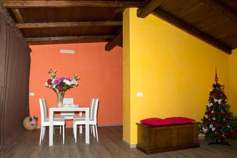 IL CICLAMINO POOL FOR YOUR SOLE USE BIG IN-GROUND - 70m2 house & 300m2 outdoor, child & pet friendly, 10 minutes drive to Montebello Station connecting to Rome centre in 20 minutes, 3 minutes drive to supermarket -4 language warm guest care