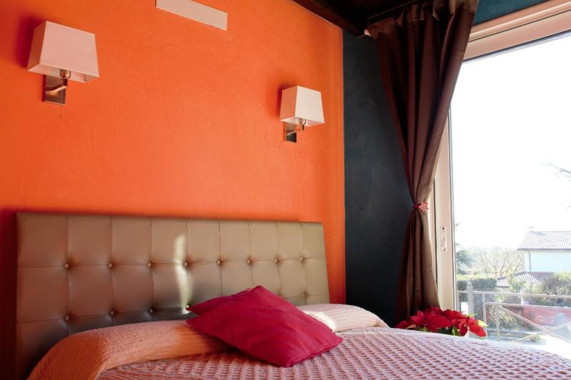 IL CICLAMINO POOL FOR YOUR SOLE USE BIG IN-GROUND - 70m2 house & 300m2 outdoor, child & pet friendly, 10 minutes drive to Montebello Station connecting to Rome centre in 20 minutes, 3 minutes drive to supermarket -4 language warm guest care