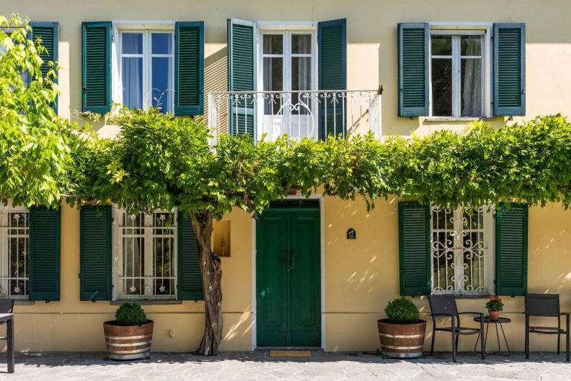 Luxe Villa, All Ensuites & Private Vineyard Views