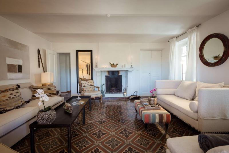 Luxe Villa, All Ensuites & Private Vineyard Views