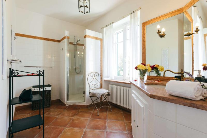 Luxe Villa, All Ensuites & Private Vineyard Views