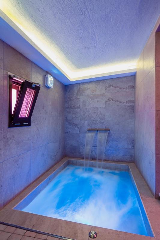 LUXUITE Spa con Piscina o Jacuzzi