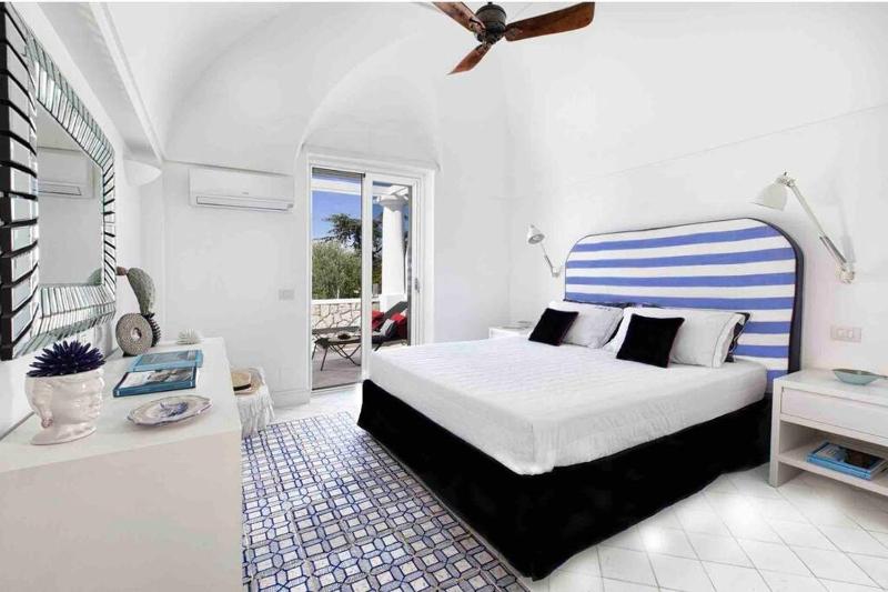 Luxury central Villa with pool and privacy