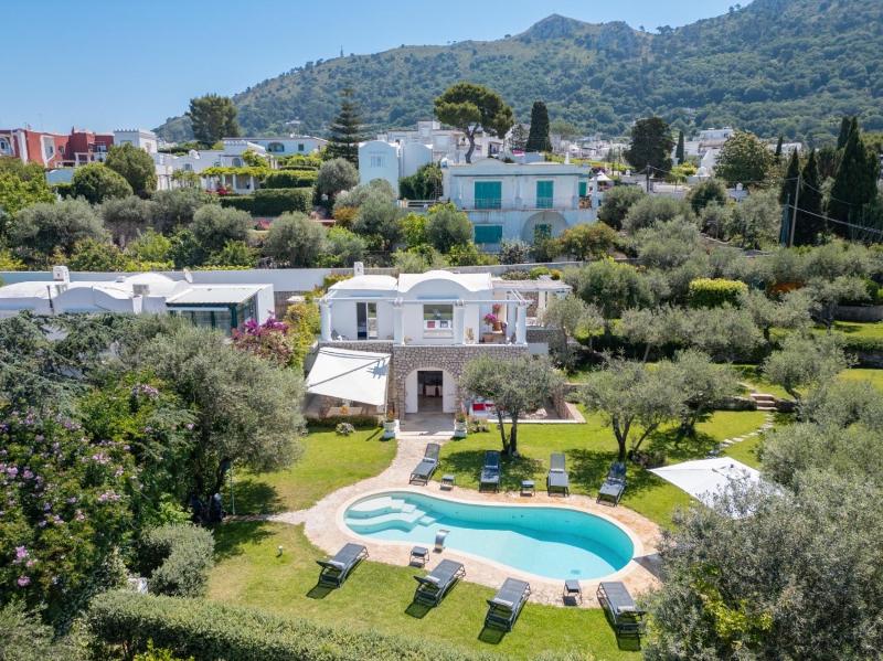 Luxury central Villa with pool and privacy